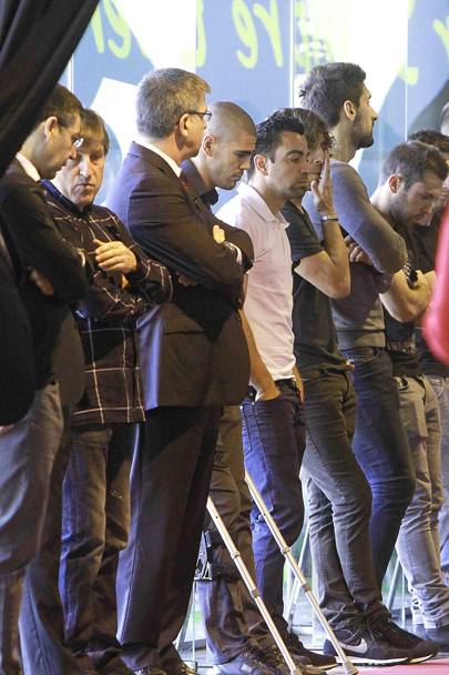 Il presidente blaugrana Bartomeu con Jordi Roura, che sostitu Tito in panchina durante la malattia, e la squadra: nella foto si vedono Valdes, Xavi, Puyol e Jordi Alba. Epa